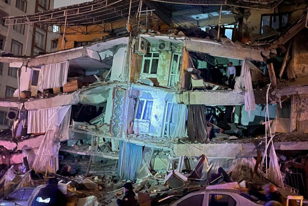 Мощное землетрясение в Турции разрушило исторические здания и аэропорт