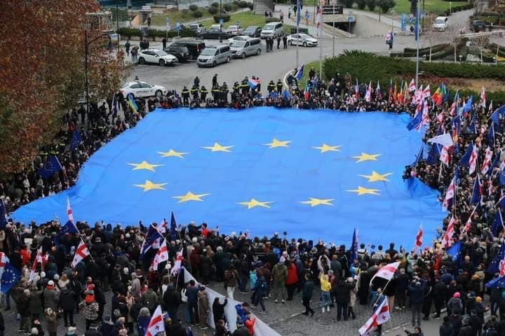 საქართველოში მასშტაბური მოცულობის ევროკავშირის დროშა გაიშალა – “ევროპული მარში”